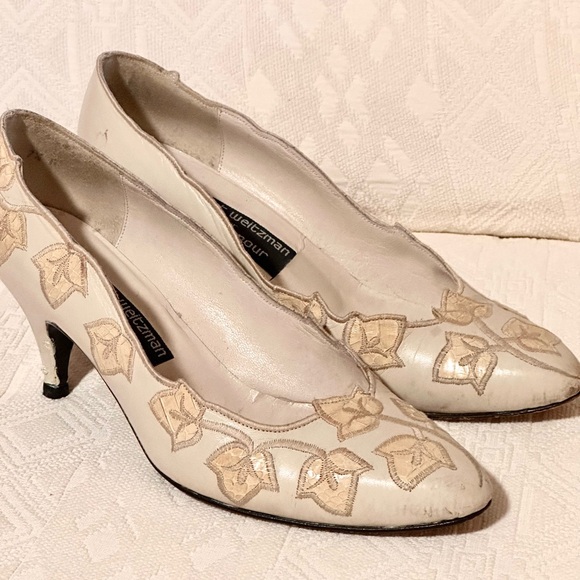 Stuart Weitzman Cream Lace Heel - Picture 3 of 3